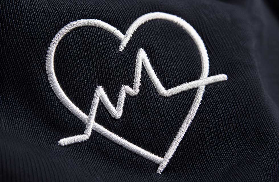 broderie-hoodie-noir-personalise-avec-logo-tnt-atelier-vetement-corporatif-quebec