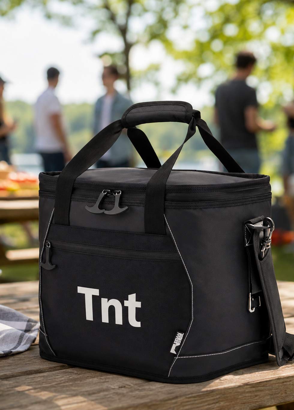 glaciere-noir-pesronnalisee-avec-logo-tnt-atelier-article-promotionnel-corporatif-quebec