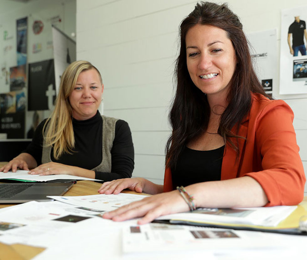 graphiste-et-technicienne-de-production-projet-impression-tnt-atelier-imprimerie-saguenay-lac-saint-jean