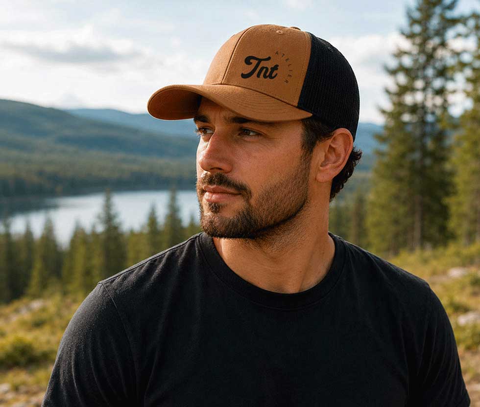 homme-avec-casquette-personnalisee-avec-logo-foret-tnt-atelier-vetement-corporatif-quebec