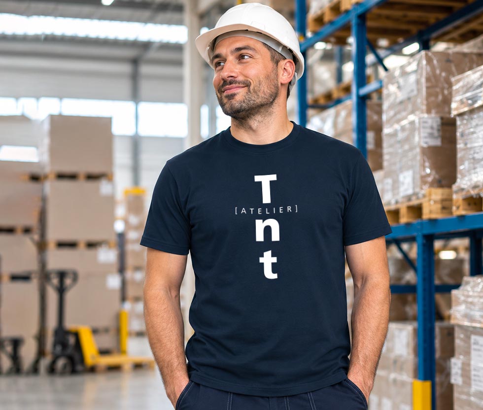 homme-avec-tshirt-personnalise-avec-logo-tnt-atelier-vetement-corporatif-quebec