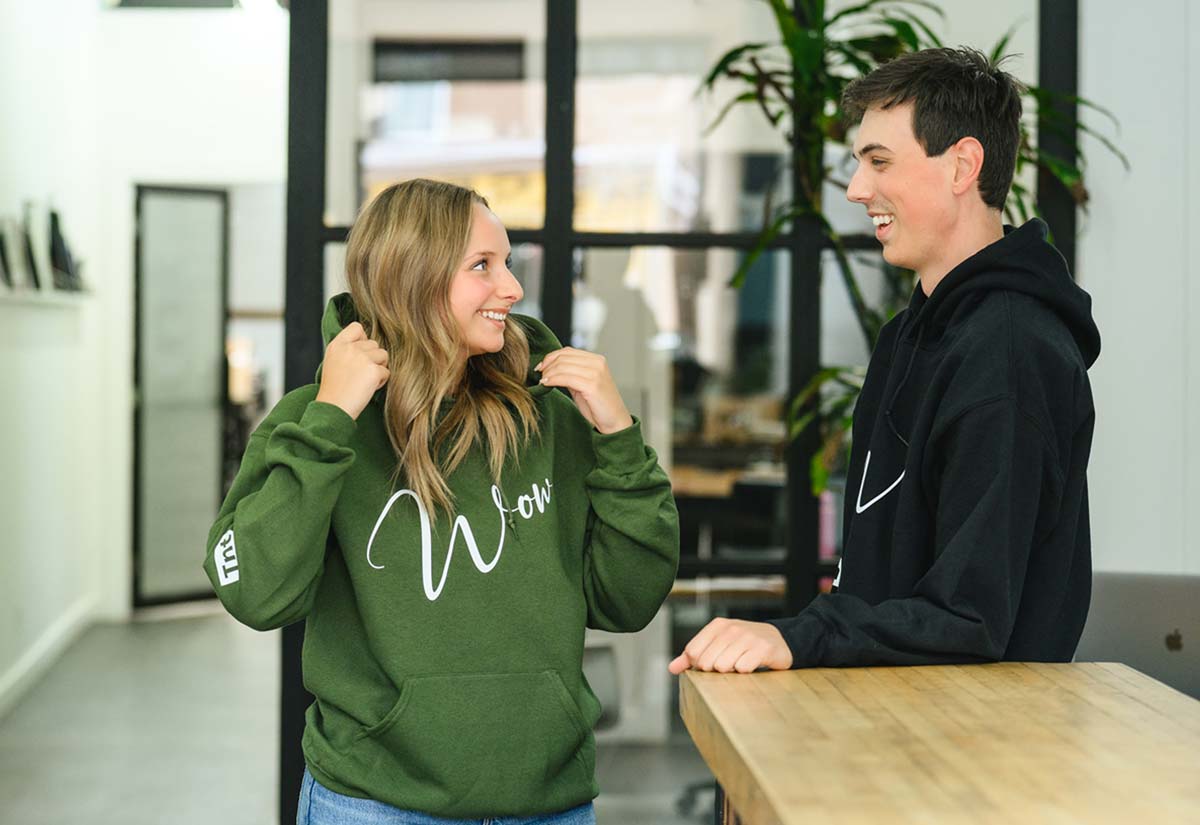homme-et-femme-hoodies-personnalises-pour-entreprises-tnt-atelier-vetement-corporatif-quebec