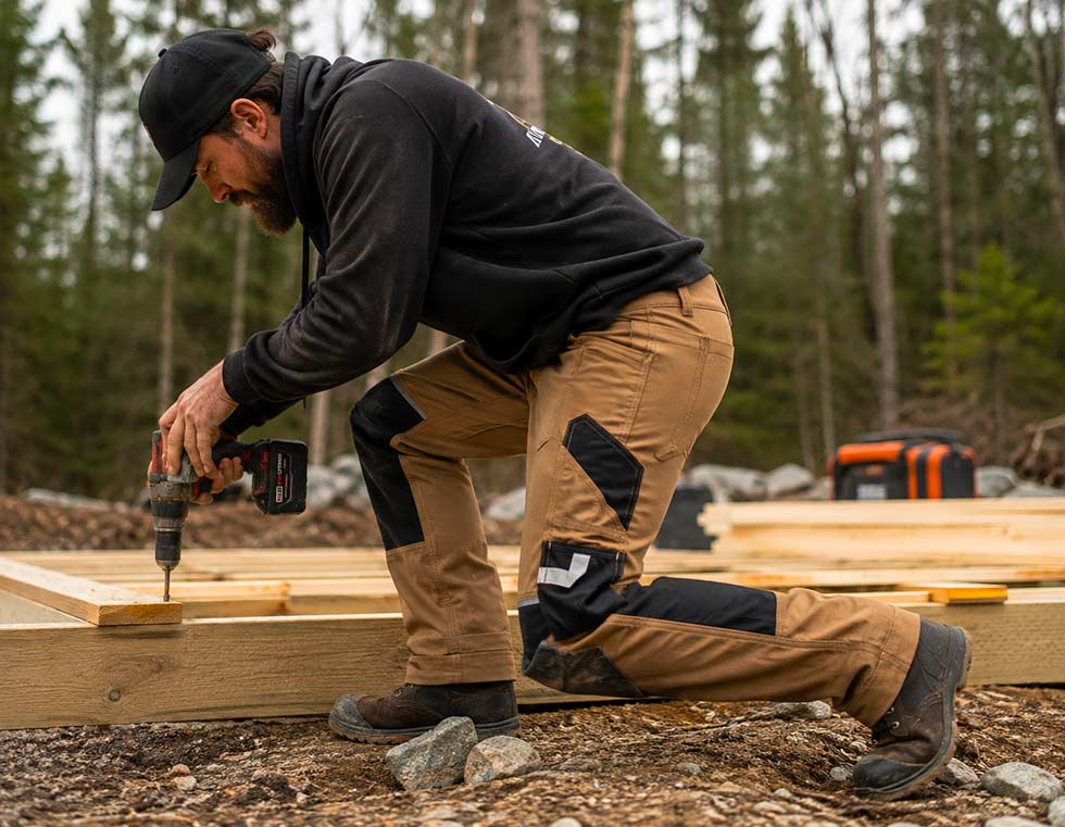 homme-travail-chantier-de-construction-vetement-de-travail-personnalise-tnt-atelier-vetement-corporatif-quebec
