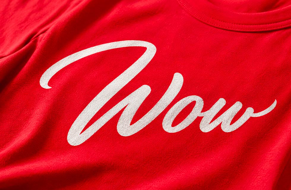 impression-serigraphie-tshirt-rouge-personalise-avec-logo-tnt-atelier-vetement-corporatif-quebec