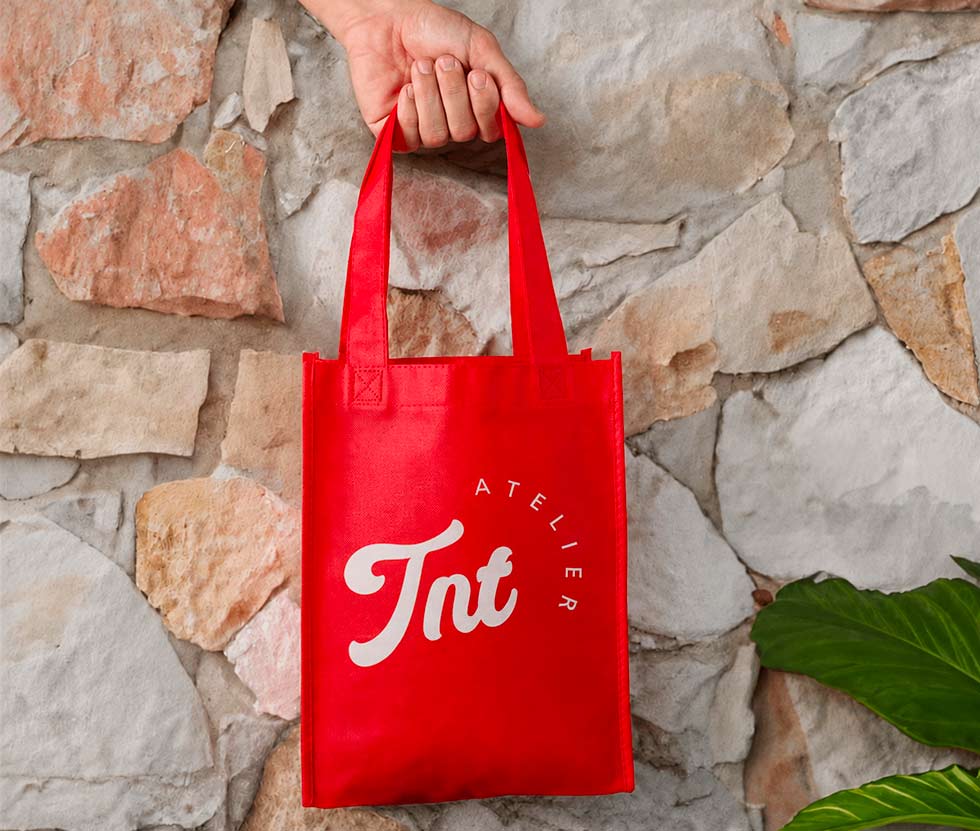 sac-fourre-tout-rouge-personnalise-avec-logo-tnt-atelier-article-promotionnel-corporatif-quebec